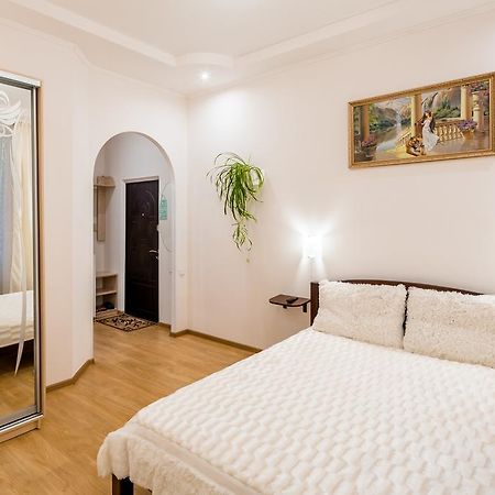 Apartment On Khmelnytskogo Street Lviv Exterior photo