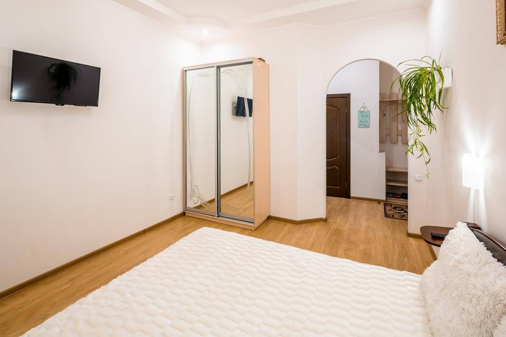 Apartment On Khmelnytskogo Street Lviv Exterior photo